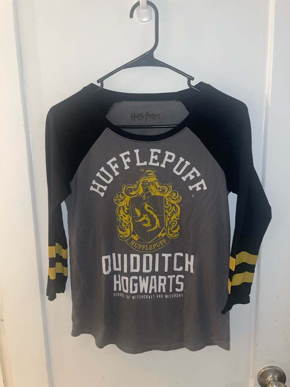Harry‎ Potter Hufflepuff Quidditch Raglan Shirt Size XS